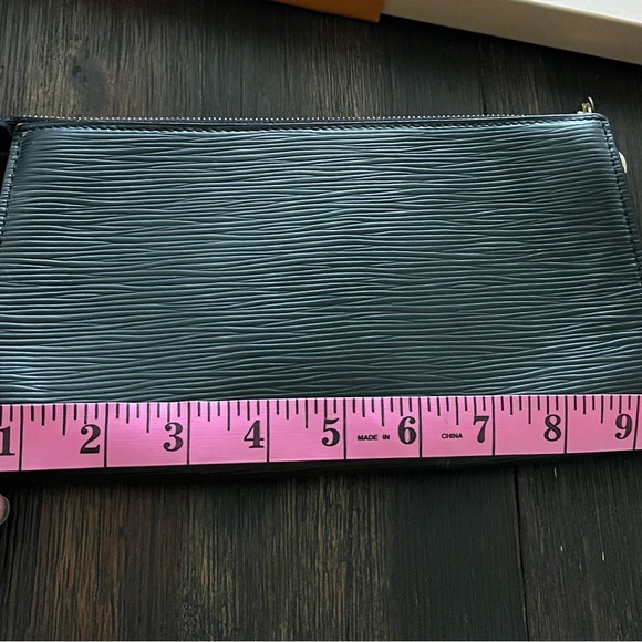 LV Epi Pochette - Picture 14 of 15